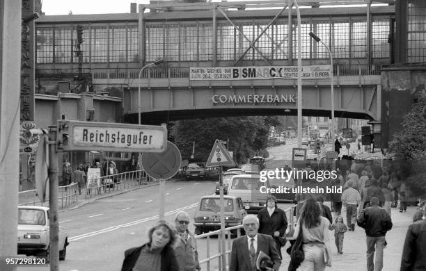 Der Ostberliner Teil der Friedrichstrasse in der Wendezeit - Blick auf den S-Bhf. Friedrichstrasse von Osten aus Richtung Reichstagufer, aufgenommen...