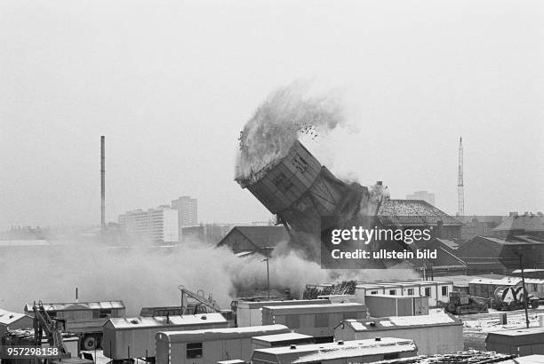 Sprenung des Wasserturms im Gaswerk an der Dimitroffstraße/Ecke Greifswalder Straße im Stadtbezirk Prenzlauer Berg in Berlin , aufgenommen 1983....