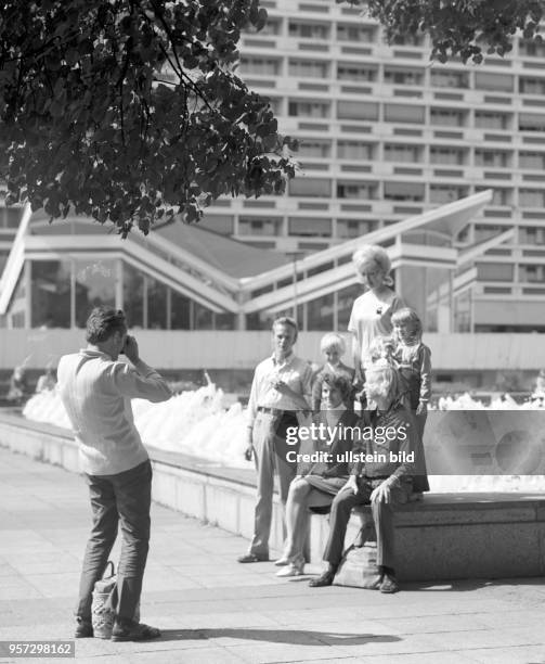 Familienfoto vor den Wasserspielen und der Mokka-Milch-Eisbar Kosmos , von den Cottbusern "Sternchen" genannt, im neuen Zentrum von Cottbus,...