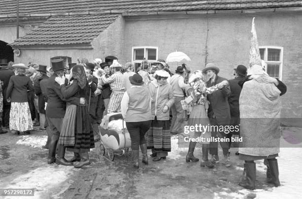 Fasching in Frauenhorst, einem kleinen Stadtteil von Herzberge in Brandenburg. In einem Umzug ziehen Kostümierte und Kinder durch den tristen Ort von...