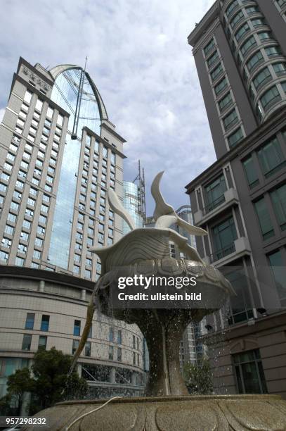 Oktober 2009 / China - Shanghai / Der Delphinbrunnen, einer der vielen Brunnen im Stadtzentrum von Shanghai. In der 15 Millionen Einwohner zählenden...