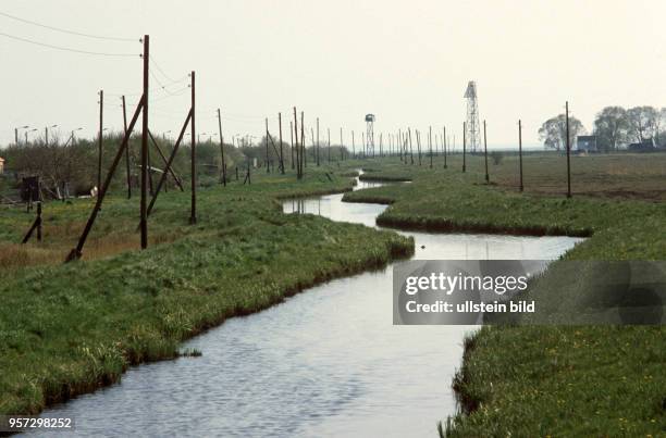Der Grenzfluß Oder bei Kaminke im Landkreis Vorpommern-Greifswald, links die polnische Gemeinde Paprotno, undatiertes Foto von 1990.