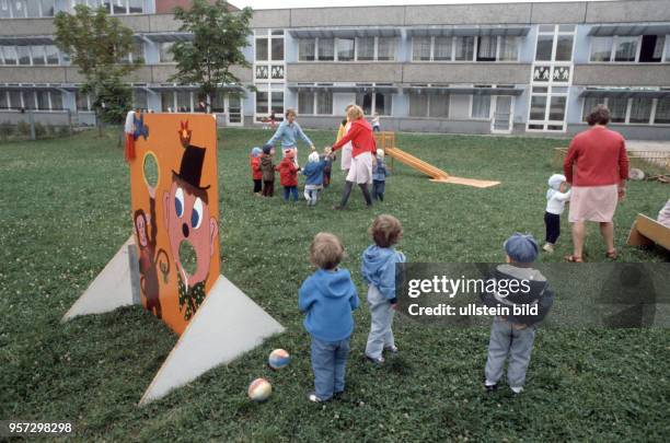 Kinder im Garten einer Kinder-Einrichtung im Neubaugebiet Leipzig-Grünau, undatiertes Foto von 1984.