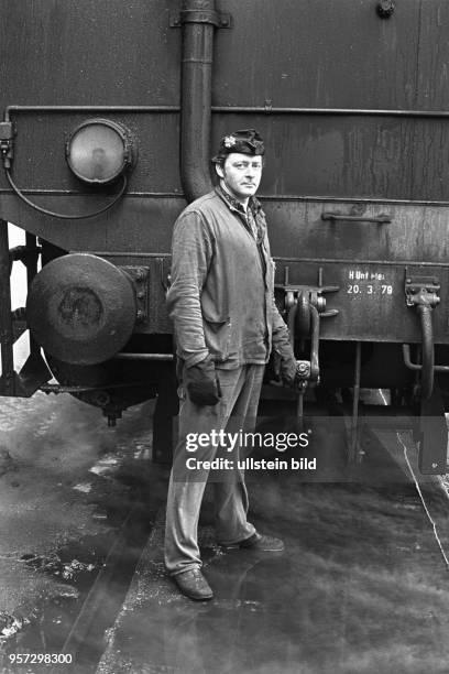 Ein Lokführer an seiner Lokomotive der Werkbahn im Gaswerk an der Dimitroffstraße/Ecke Greifswalder Straße im Stadtbezirk Prenzlauer Berg in Berlin ,...