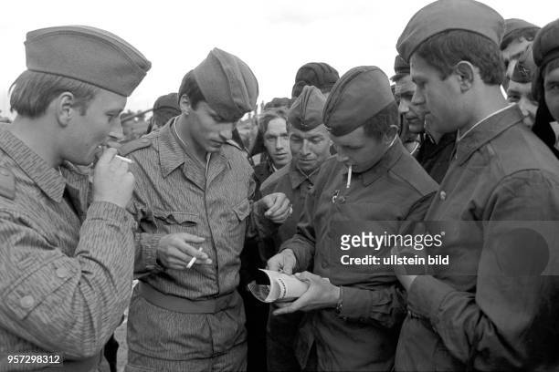 Soldaten der NVA und der Sowjet-Armee unterhalten sich rauchend bei einem Meeting im Rahmen des Großmanöver Waffenbrüderschaft 80, einer Übung der...