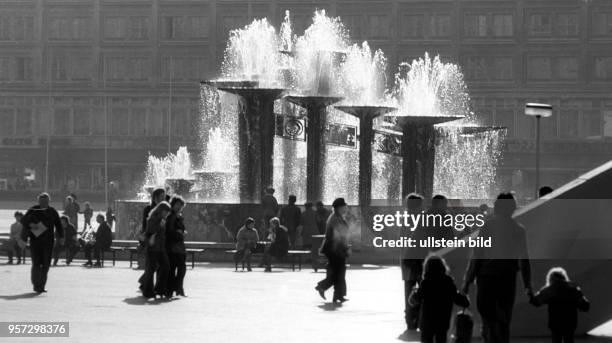 Der Brunnen der Völkerfreundschaft auf dem Berliner Alexanderplatz, aufgenommen 1980. Die Anlage wurde 1969 nach dem Entwurf des bekannten Malers...