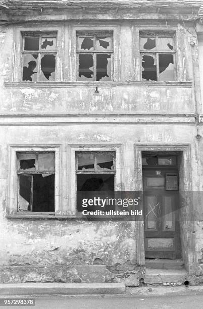 Eingeschlagene Fensterscheiben, verfallene Fassaden und undichte Dächer - ein Bild der Ruine eines alten Wohnhauses in Eisleben, aufgenommen am .
