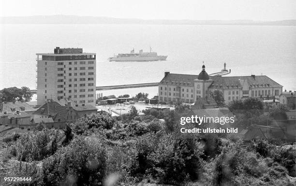 Blick auf das Rügen-Hotel und das Haus der Hochseefischer, aufgenommen 1970 in Saßnitz auf der Halbinsel Jasmund im Nordosten der Insel Rügen. Von...