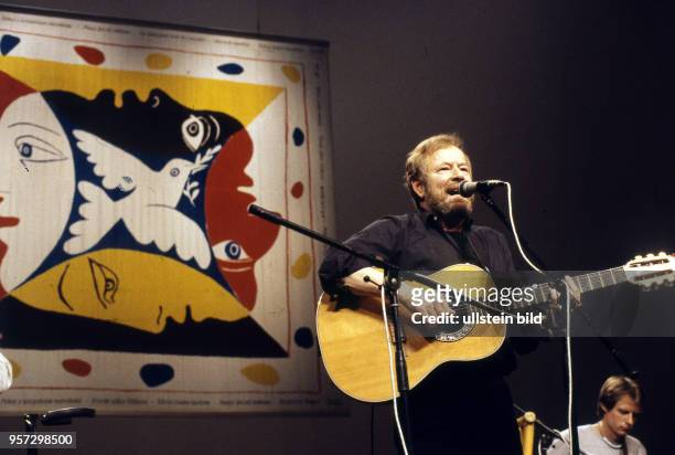 Der Sänger Franz Josef Degenhardt tritt im Februar 1986 beim Festival des politischen Liedes im Palast der Republik in Ostberlin auf. Der...