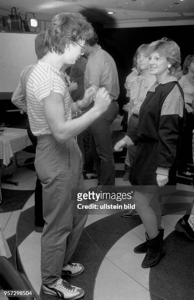 Jugendliche tanzenh auf der Tanzfläche in der Diskothek im Palast der Republik in Berlin , aufgenommen 1984. Die Disco im Palast der Republik war...