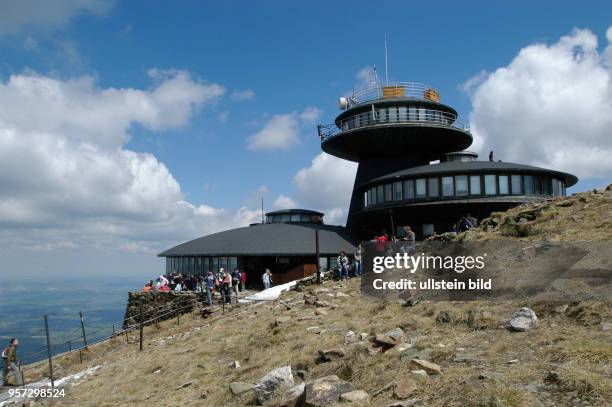 Besucher auf der Spitze der Schneekoppe, dem mit 1602 Meter höchsten Gipfel des Riesengebirges, aufgenommen am . Auf der polnischen Seite der...