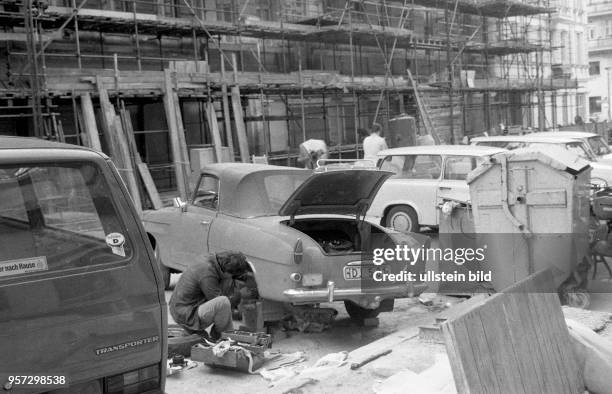 Die Einen bauen an den Häusern, die Anderen an ihrem Auto, wie dieser Bastler an seinem Skoda-Cabrio. Aufgenommen im Mai 1990 im Ostberliner...