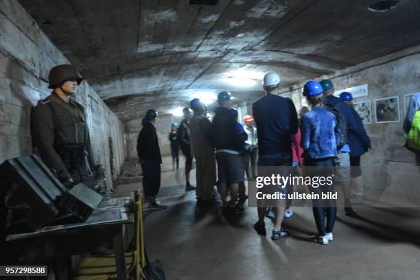 Besucher besichtigen das Tunnelsystem von Schloss Fürstenstein im polischen Niederschlesien im Gebiet Säuferhöhen " Osowka bei Waldenburg . Im...