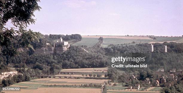 Blick über die Saalelandschaft zur Rudelsburg, aufgenommen 1968. Die Rudelsburg wurde im Jahre 1050 als Grenzbefestigung errichtet und um 1150 mit...