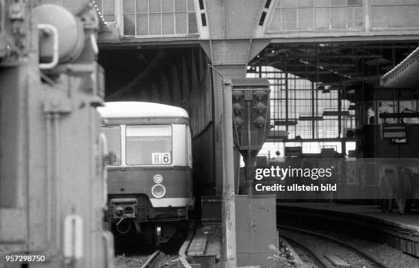 Bauarbeiten am S-Bahnhof Friedrichstrasse in Berlin sollen ermöglichen, daß die Züge wieder von Ost nach West durchfahren können - links enden die...