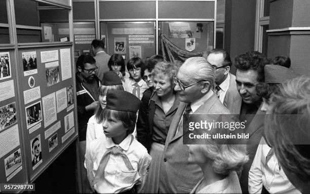 Zum VII. Pioniertreffen in Dresden vom 15.-21.8.1982 besuchen am 20.8.1982 Margot Honecker , Ministerin für Volksbildung, Helga Labs , Vorsitzende...