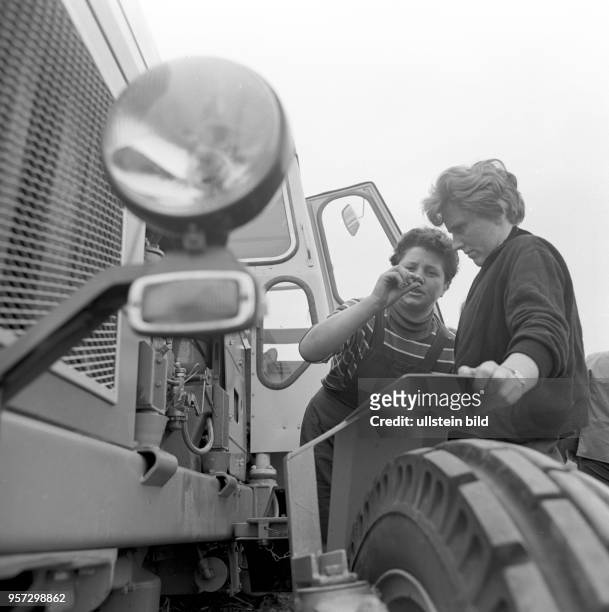Zwei Frauen studieren den Traktor ZT 300 bei einem Sonderlehrgang für diesen neuen Traktor an der Spezialschule für Landtechnik in Großenhain,...
