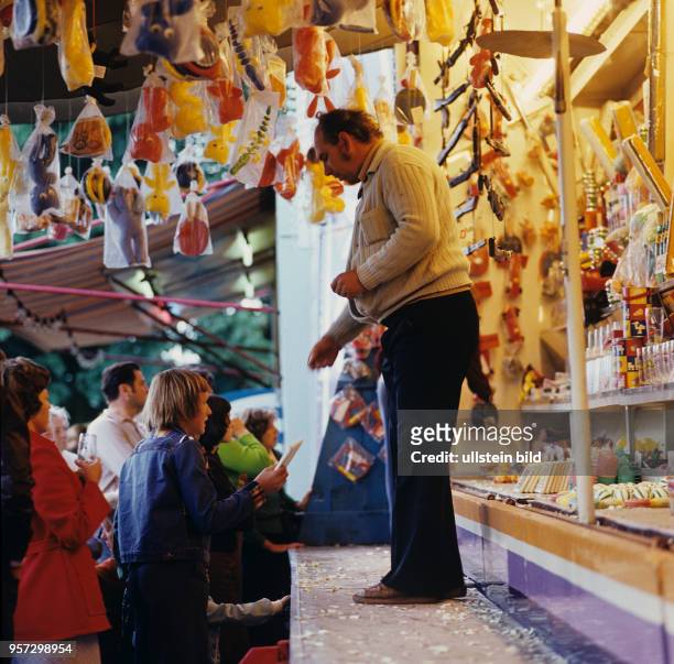 Ein Losverkäufer an einer Losbude beim Volksfest Grasedanz in Hüttenrode im Harz, undatiertes Foto vom August 1976. Das dreitägige Fest wird seit...