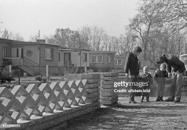 Alltag im Dorf Alt - Tucheband im Oderbruch - in diesen neuerbauten Häusern wohnen LPG - Angehörige und ihre Familien , aufgenommen 1982. Foto :...