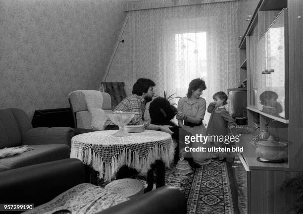 Die Familie des jungen Schiffbauers Ingo Petzold im Wohnzimmer der neuen Wohnung, aufgenommen am 4.10.1984. Auf einer feierlichen Veranstaltung am 1....