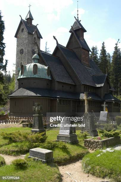 Blick am auf die Stabkirche Wang im polnischen Karpacz im Riesengebirge. Die mittelalterliche Holzkirche wurde im 12. Jahrhundert im norwegischen...