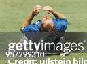 Franco Baresi, Kapitän der italienischen Fußball-Nationalmannschaft, kniet auf dem Rasen und schlägt entsetzt die Hände über dem Kopf zusammen,...