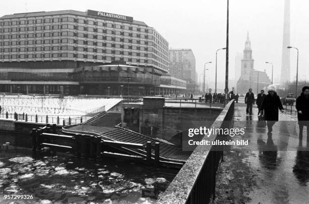 Blick im Winter 1979 auf das Palasthotel in der Karl-Liebknecht-Straße Ecke Spandauer Straße in Berlin-Mitte. Das 1979 eröffnete Hotel war eines der...