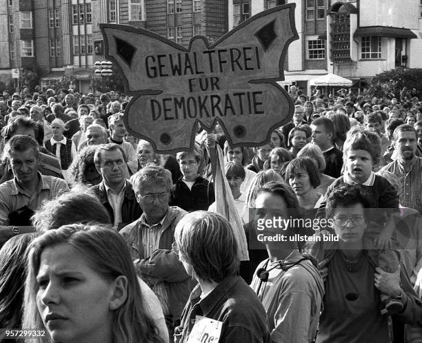 Spontan treffen sich Einwohner Rostocks im August 1992 auf dem Rostocker Universitätsplatz zu einer Kundgebung gegen Gewalt und für Demokratie. Sie...