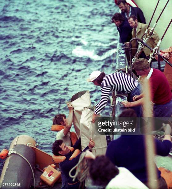 Rostock / Hochseefischerei / August 1974 / Auf dem Fangplatz Georgesbank, vor der USA-Kueste angekommen, werden die Besatzungen des Fang-und...