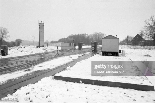 Kleine Kontroll-Häuschen und Aufenthaltswagen stehen am provisorisch eingerichteten Grenzübergang zwischen Böckwitz in der DDR und dem Nachbarort...