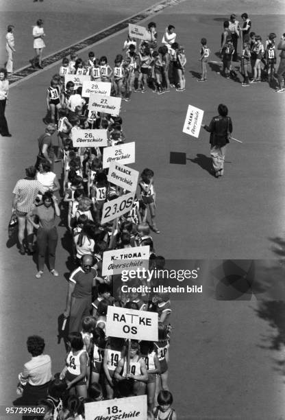 Berliner Schüler verschiedener Schulen treten zu einem sportklichen Wettstreit im Berliner Stadtbezirk Prenzlauer Berg an, aufgenommen im Sommer 1977.