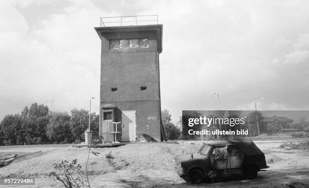 An der Puschkinallee im Ostberliner Stadtteil Treptow sieht man einen ehemaligen Wachturm der Berliner Mauer - vorn im Bild ein PKW Tranat 601 Kübel...