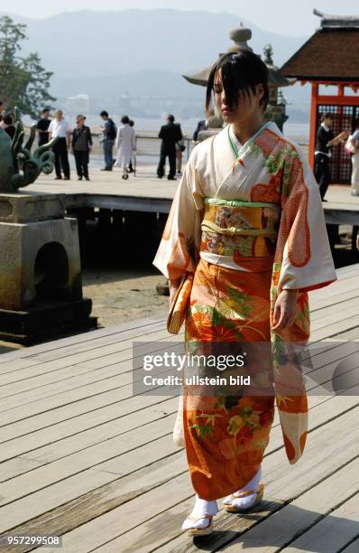 Oktober 2009 / Japan / Insel Miyajima / Anläßlich einer Hochzeit tragen die Gäste traditionelle japanische Kleidung bei einem Besuch des...