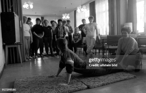 Gymnastische Übungen gehören für die Kurpatienten in Neuhaus auf dem Fischland zum Gesundheitstraining, aufgenommen in den 1980er Jahren. Daneben...