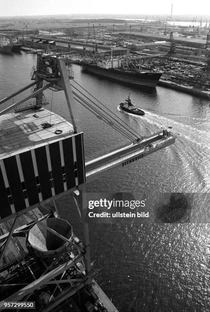 Bauarbeiten an der Schüttgutanlage im Überseehafen Rostock, aufgenommen 1975. Der Umschlag von Kohle und Erz im Rostocker Überseehafen wird sich nach...