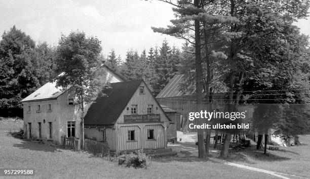 Das alte Gatshaus "Zum Schimmel" im Kurort Bad Brambach im Vogtland, aufgenommen Ende der 1950er Jahre. Hier durcuh die Gaststube verlief einst die...