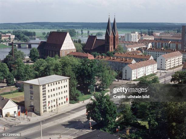 Blick auf Neubauten um die Friedenskirche in Frankfurt , undatiertes Foto von 1979.Im Hintergrund der Grenzfluss Oder.