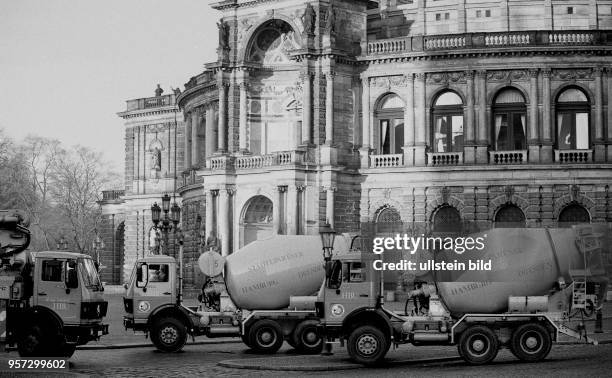 Westdeutsche Unternehmen helfen in Dresden im Rahmen der Städtepartnerschaft Hamburg-Dresden - im Februar 1990 überreichen Vertreter der Hamburger...