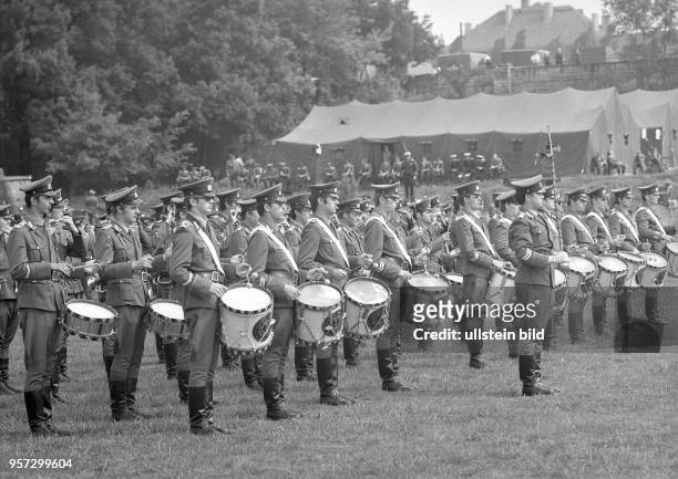 Ein Musikkorps der Nationalen Volksarmee probt auf dem Alaunplatz in Dresden für das Konzert zu den Arbeiterfestpiele im Juni 1976 in der Elbestadt....