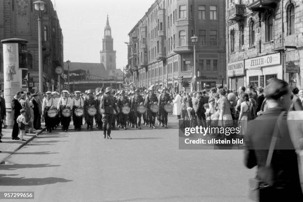 Ein Musikkorps der Nationalen Volksarmee der DDR marschiert durch die Rosa-Luxemburg-Straße in Berlin nahe dem Alexanderplatz, im Hintergrund die...