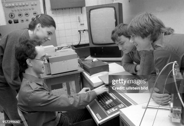 Studenten eines Forscherkollektivs der Sektion Physik der Technischen Universität Dresden, aufgenommen 1982.