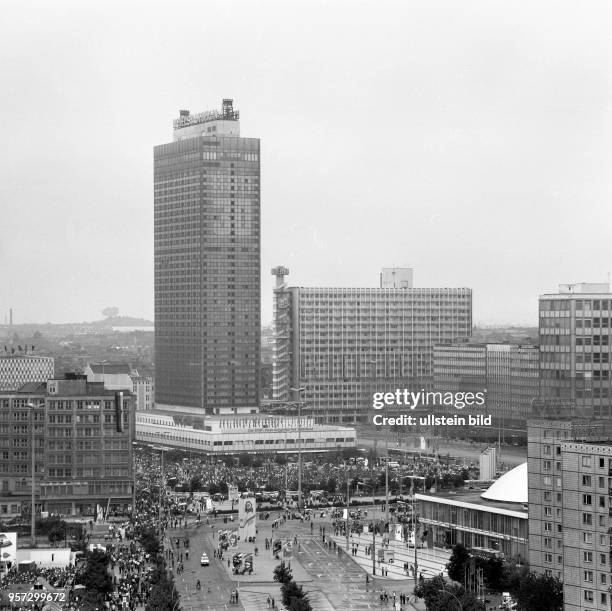 Menschenmassen bevölkern den anlässlich des Jugendfestivals der DDR mit Fahnen und Plakaten geschmückten Alexanderplatz in Berlin , aufgenommen...