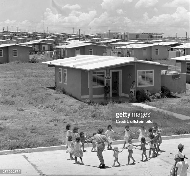 Kinder spielen auf der Straße einer neuen Wohnsiedlung in Manzanillo in der Provinz Oriente , aufgenommen 1962.