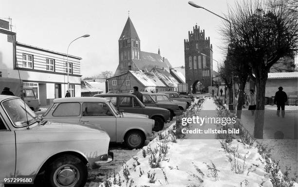 Blick auf die St. Marienkirche und das Mühlentor in Grimmen, aufgenommen im Januar 1986. Die Marienkirche ist das älteste Bauwerk der Stadt, der...