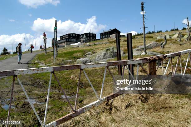 Noch stehen die Grenzwarnschilder und Grenzsperren am tschechisch-polnischen Freundschaftsweg im Riesengebirge, wie hier auf polnischer Seite,...