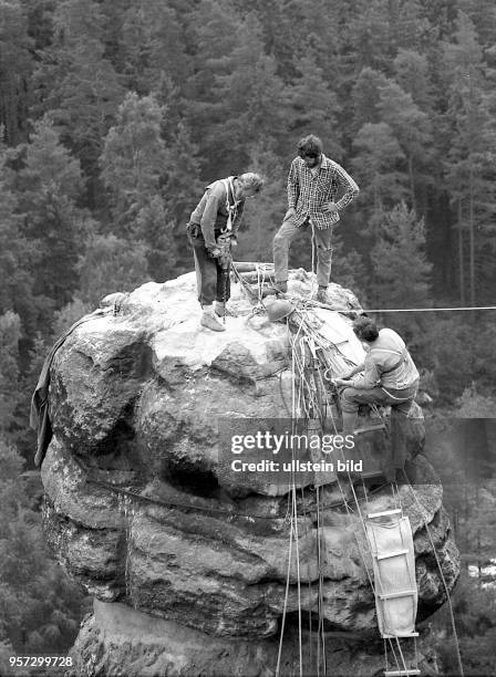 Die Barbarine am Pfaffenstein bei Königstein ist einer der bekanntesten Felsen der Sächsischen Schweiz. Im Sommer 1979 wagten sich Experten an die...