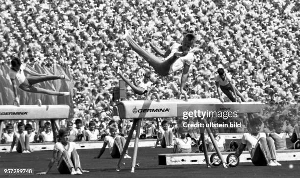 Blick in das Zentralstadion von Leipzig, wo vom 27. Juli bis zum 02. August 1987 das VIII. Turn- und Sportfest der DDR stattfindet. Hier zeigen junge...