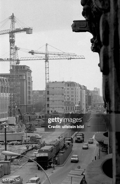 Noch beginnend in den letzten Jahren der DDR werden von 1988 bis 1996 entlang der Friedrichstraße mehrere große Geschäftsneubauten errichtet, hier...