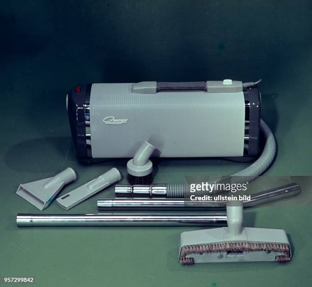 Ein Staubsauger der Marke Omega mit Zubehör, aufgenommen 1963. Moderne eletrische Haushaltgeräte in hochwertiger Qualität waren in der DDR Mangelware...