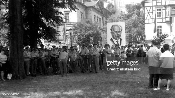 Eisenach - die Stadt am 20. Geburtstag der DDR. Militärmusiker vor einem Bildnis von Staats- und Parteichef Walter Ulbricht.
